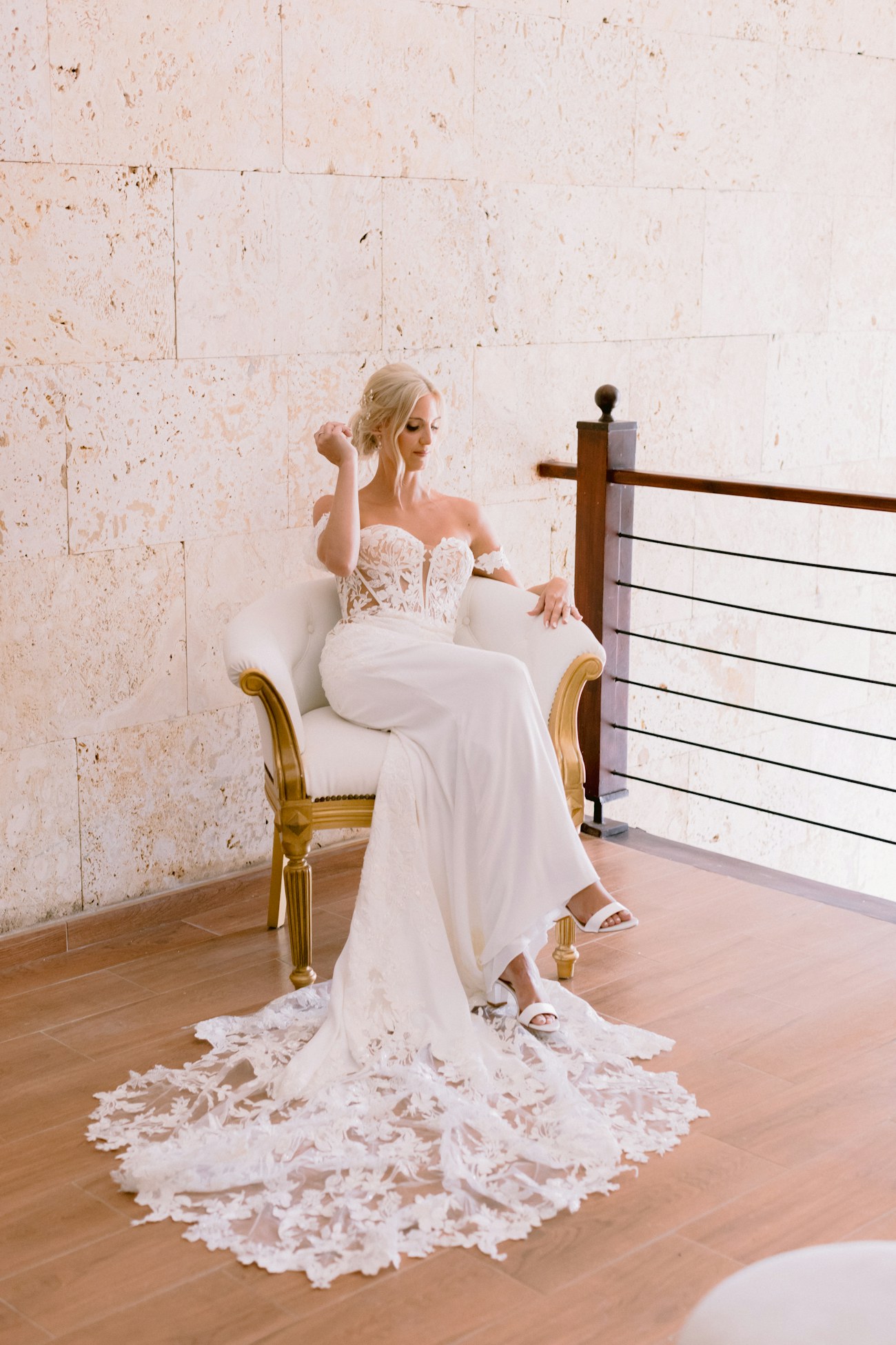 Dentelle wedding gown