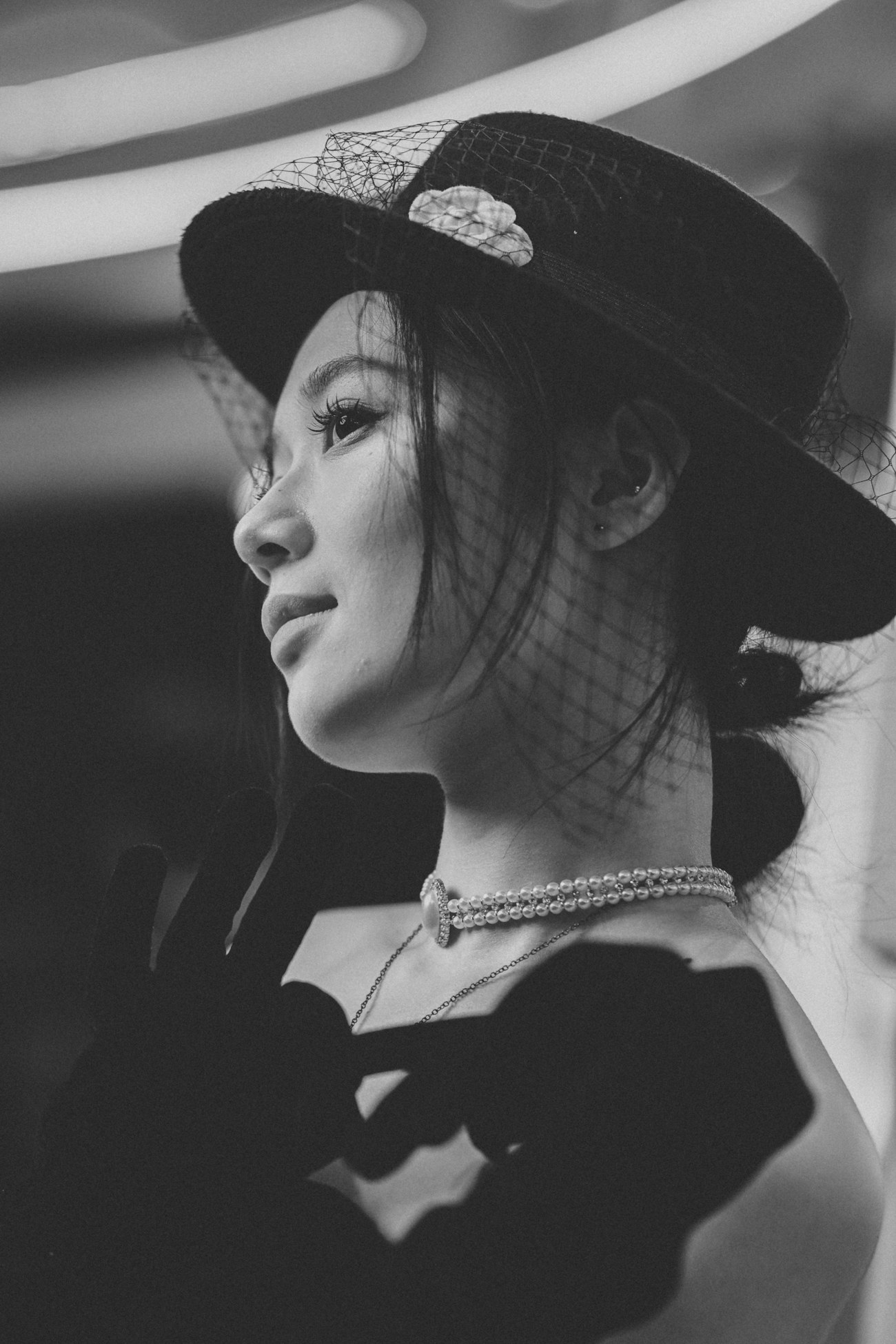 Guest in a black hat, black and white