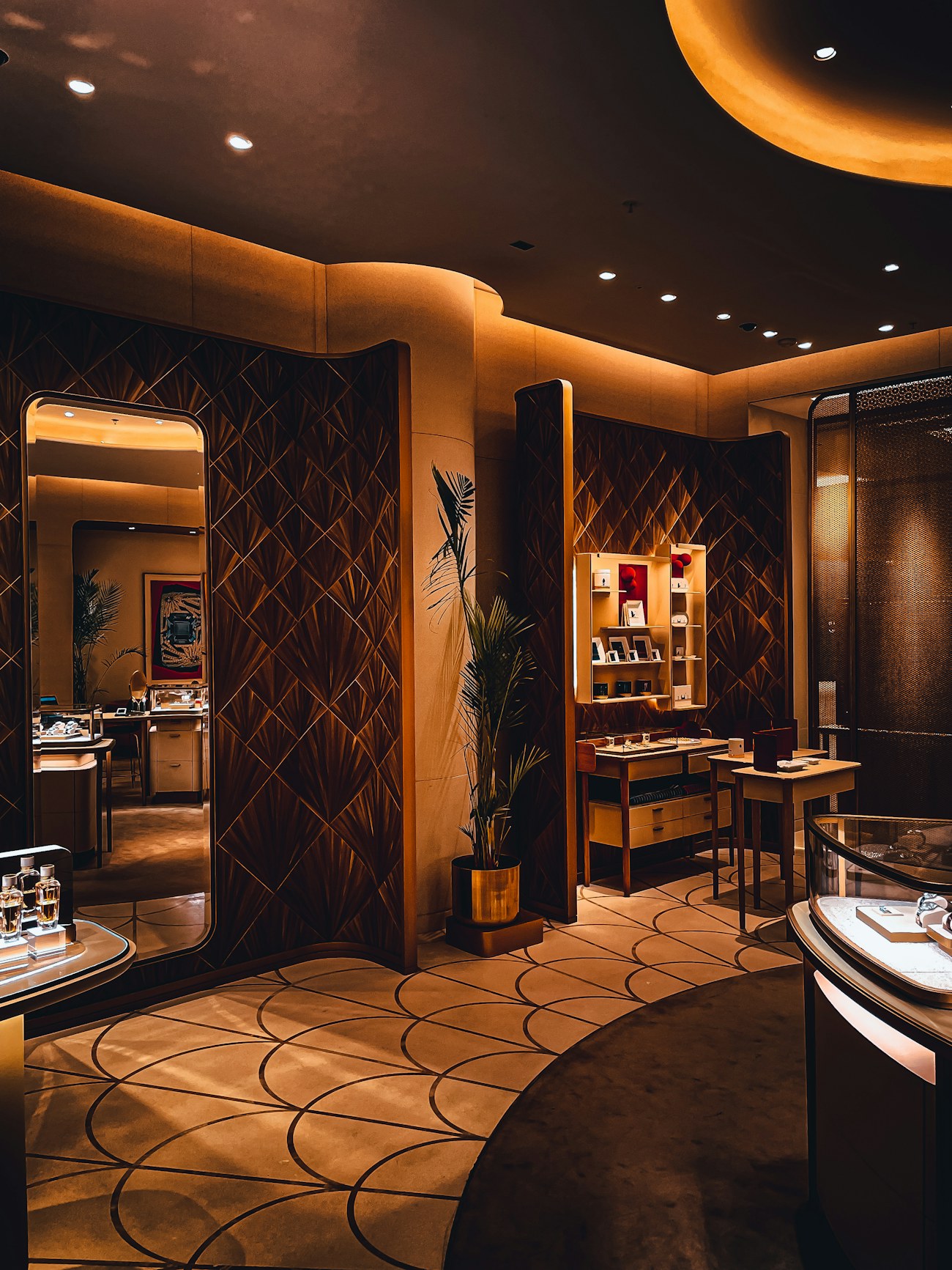 A FACETTE salon at night