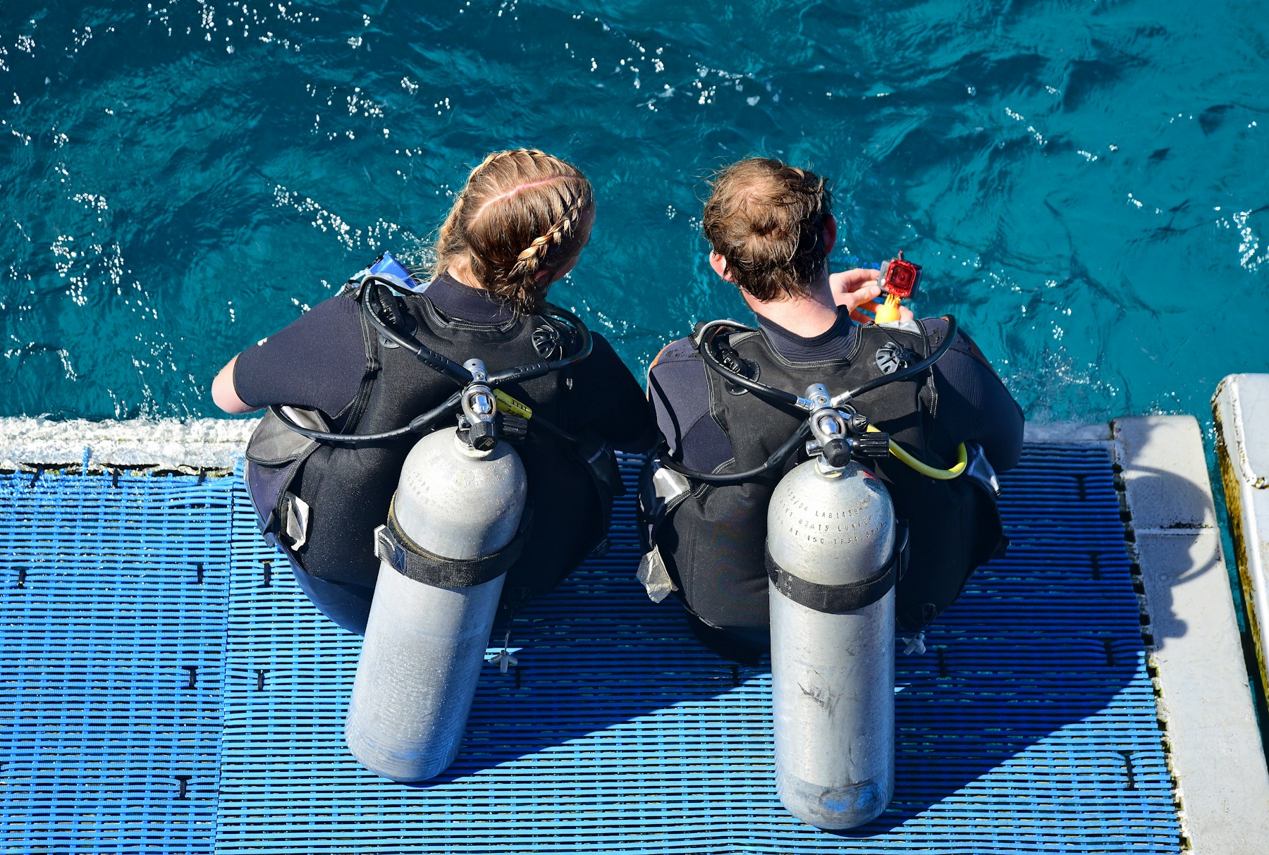 Divers at the edge of the reef