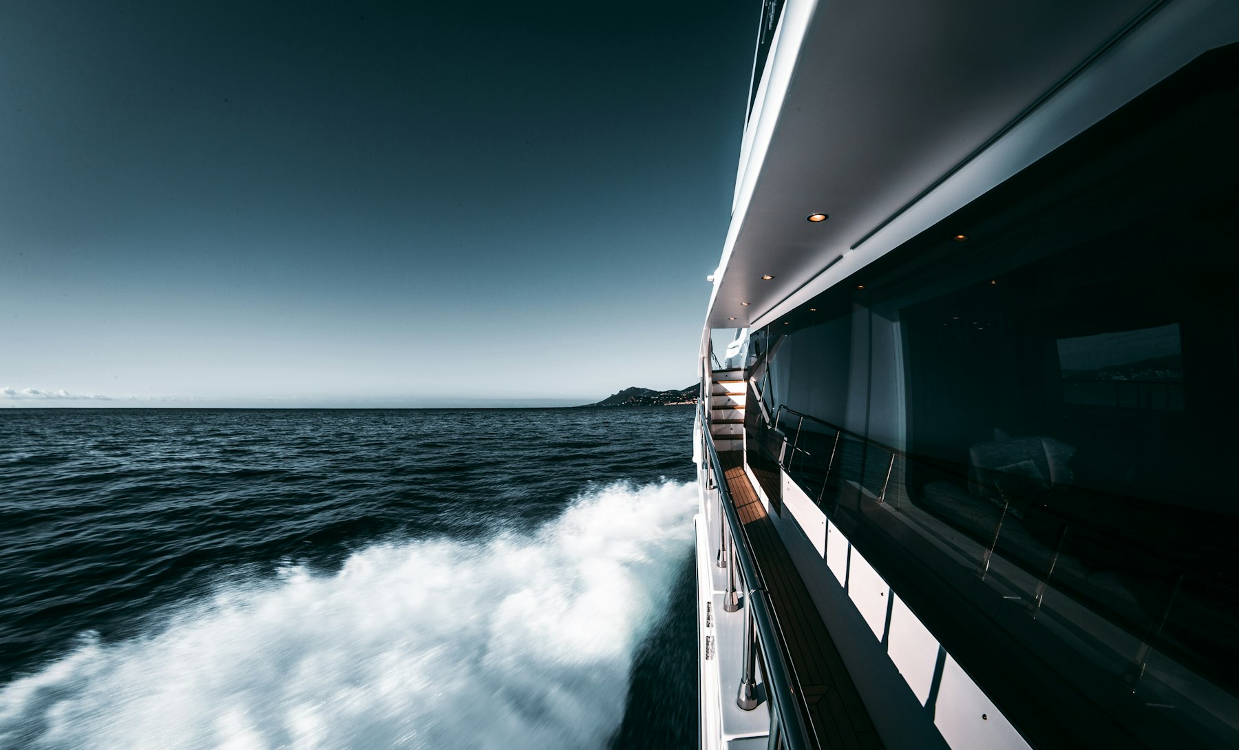 Yacht wake at speed